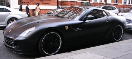La montura de Batman: Ferrari 599 GTB por Hamann en negro mate
