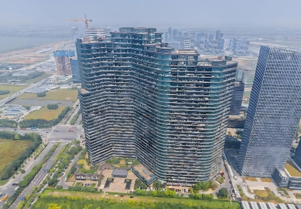 Así es este impresionante edificio en China en el que viven más de 20.000 personas: un hotel de lujo convertido en pequeña ciudad 