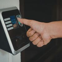 El Senado encontró cómo vigilar la jornada de 40 horas: un registro electrónico obligatorio y multas de medio millón de pesos 