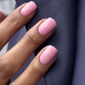 Estos son los tonos de uñas que rejuvenecen las manos y suavizan los defectos