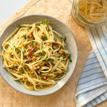Casi todo el mundo tira el liquido de los encurtidos, yo la he aprovechado haciendo esta pasta  