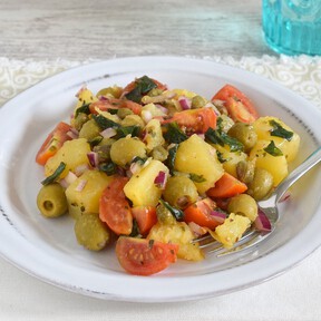 Italia da una lección a España: la ensalada de patata más rica, fácil y refrescante no lleva atún ni huevo 