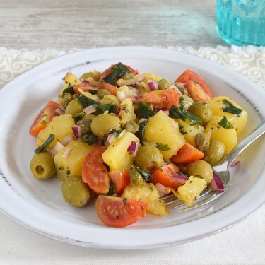 Italia da una lección a España: la ensalada de patata más rica, fácil y refrescante no lleva atún ni huevo 