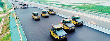 ¿Adiós a los obreros? China ya está construyendo carreteras con vehículos robots autónomos porque lo hacen mejor, más rápido y más barato