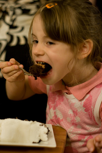 Cómo regular la alimentación en casa cuándo los niños 'comen demasiado'