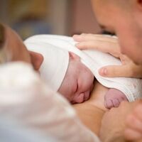 El papel esencial del padre en el parto: la mamá y el bebé te necesitan 