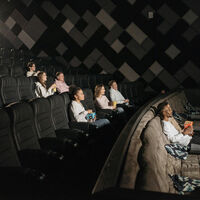 Durante años pensamos que la generación Z había abandonado el cine. Ahora resulta que es la que más boletos compra