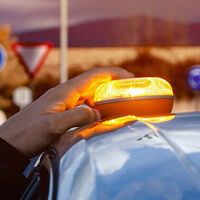 “No habrá prórrogas ni excepciones”. Nos guste o no, la DGT recuerda que el 1 de enero serán obligatorias las balizas V16