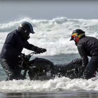 ¡Ups! Esto es lo que pasa cuando intentas hacer drifting entre las olas con una Triumph Street Scrambler 