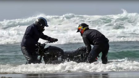 ¡Ups! Esto es lo que pasa cuando intentas hacer drifting entre las olas con una Triumph Street Scrambler