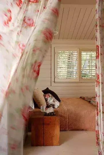 Renovando el dormitorio: cortinas en la puerta