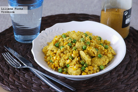 Pollo al ras el hanout con cuscús, maíz y guisantes. Receta saludable
