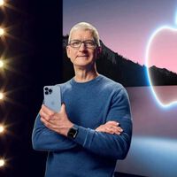 Colgantes al cuello, cámaras en las orejas y gafas sin pantalla. La historia que conecta todos esos rumores raros de Apple empieza con Tim Cook en 2013