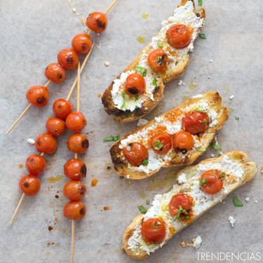 Tostadas de ricotta con tomates cherry asados. Receta de desayuno