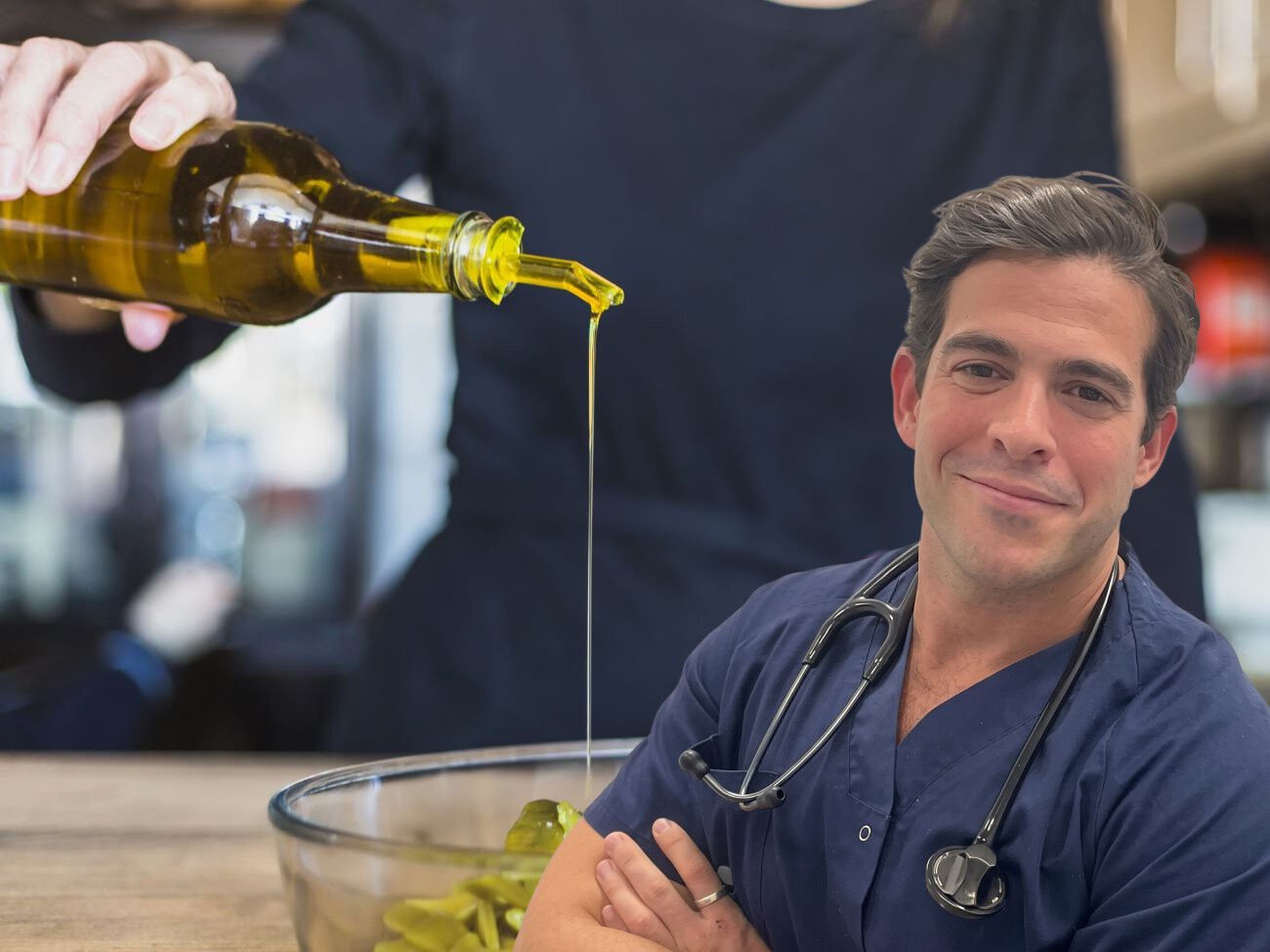 Botella de aceite de oliva virgen extra con aceitunas