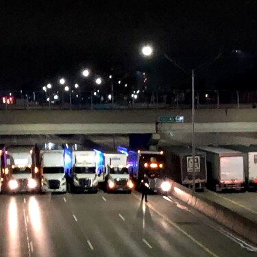 Trece camioneros aparcaron sus camiones bajo un puente de madrugada. No estaban protestando: intentaban salvar una vida