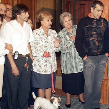 Fueron la primera pareja gay no estereotipada de la televisión española en 'Aquí no hay quien viva' en los 2000. Ahora han tenido un emotivo reencuentro