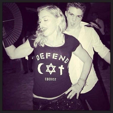 Para polémica, la falo-felicitación de año nuevo de Madonna