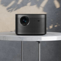 Con este proyector puedo montarme un cine hasta en el jardín para ver pelis en 4K. Tiene Android y unos buenos altavoces