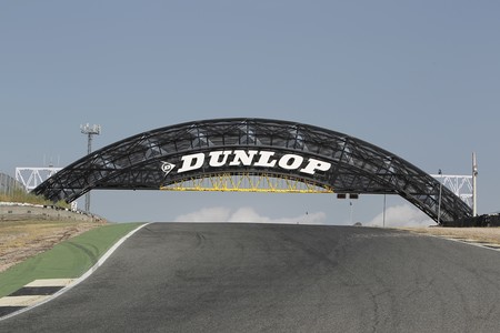 El nuevo puente Dunlop ya corona la Rampa Pegaso en el Jarama, un símbolo de hermanamiento con Le Mans