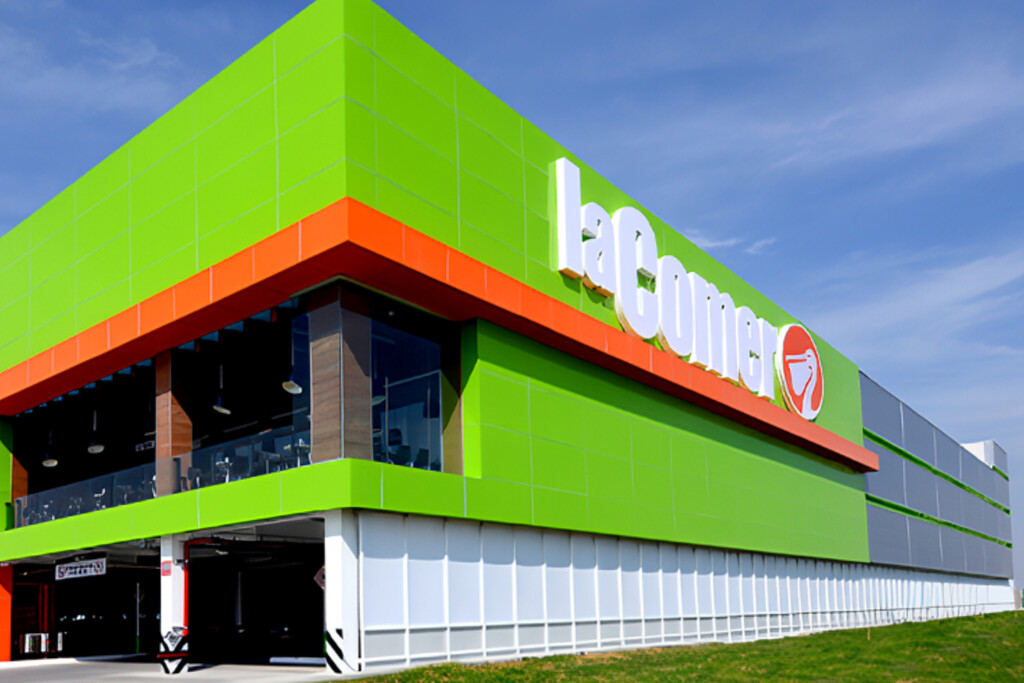 Mientras otros supermercados compiten por precio en México, La Comer encontró su fórmula: clientes premium 