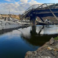 La guerra de drones en Ucrania acaba de resolver una vieja obsesión militar: cómo reventar un puente sin toneladas de bombas 