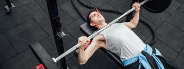 Retracción escapular: el gesto que te ayudará a ganar masa muscular y prevenir lesiones de hombro en el press de banca