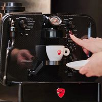 Te presentamos tu próxima necesidad más innecesaria (y cara): la única cafetera de Ducati con la misma fibra de carbono que sus motos