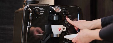 A esta cafetera lo único que le falta es el sonido de los motores de Ducati: lleva la misma fibra de carbono que sus motos y tiene una tirada limitada