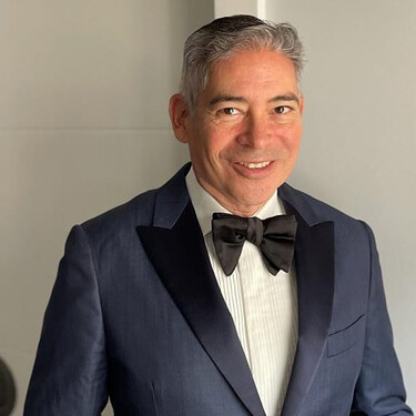 Así es la casa de Boris Izaguirre en Madrid: un piso luminoso lleno de color con dos comedores para recibir a amigos y familiares