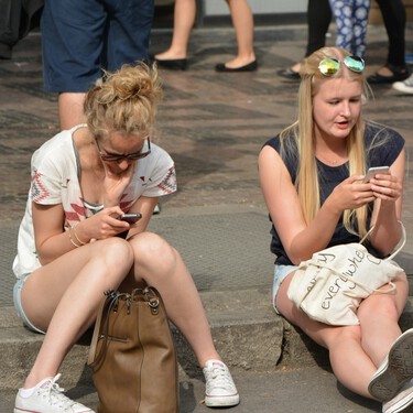 Mucha gente está harta de tener que vivir frente al móvil y por ello han creado una nueva revolución de detox digital convirtiéndose en 'Appstinentes' 