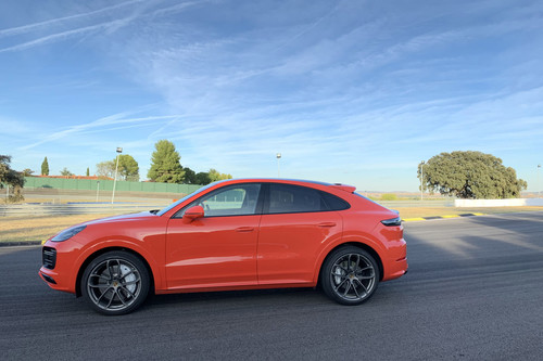 Probamos el Porsche Cayenne Coupé Turbo: un SUV de 550 CV con un comportamiento adictivo y un sonido que enamora