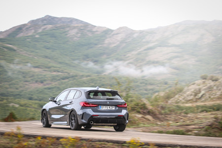 BMW Serie 1 2020 trasera lateral en marcha