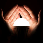 Este es el viaje real que hace una bombilla desde que la tiras al contenedor de reciclaje