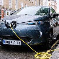 Valencia ya está instalando puntos de recarga para coches eléctricos en sus farolas 