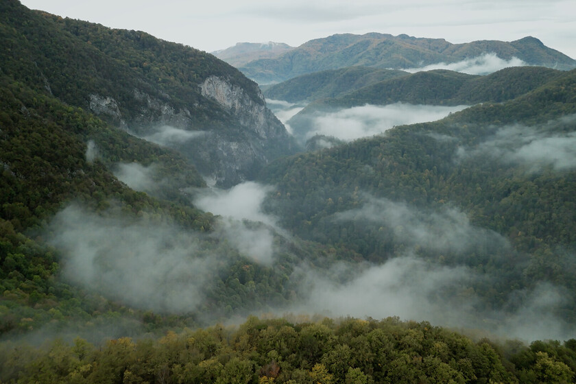 Un desarrollador se perdió 40 días en la montaña a propósito, grabó toda su supervivencia y la ha convertido en videojuego
