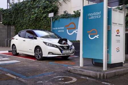 Si tienes un vehículo eléctrico de Nissan, recargarlo en una gasolinera Repsol será un 50% más barato