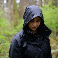 Vuelven las lluvias esta primavera y esta chaqueta impermeable al 55% de descuento nos va a hacer amar este clima  