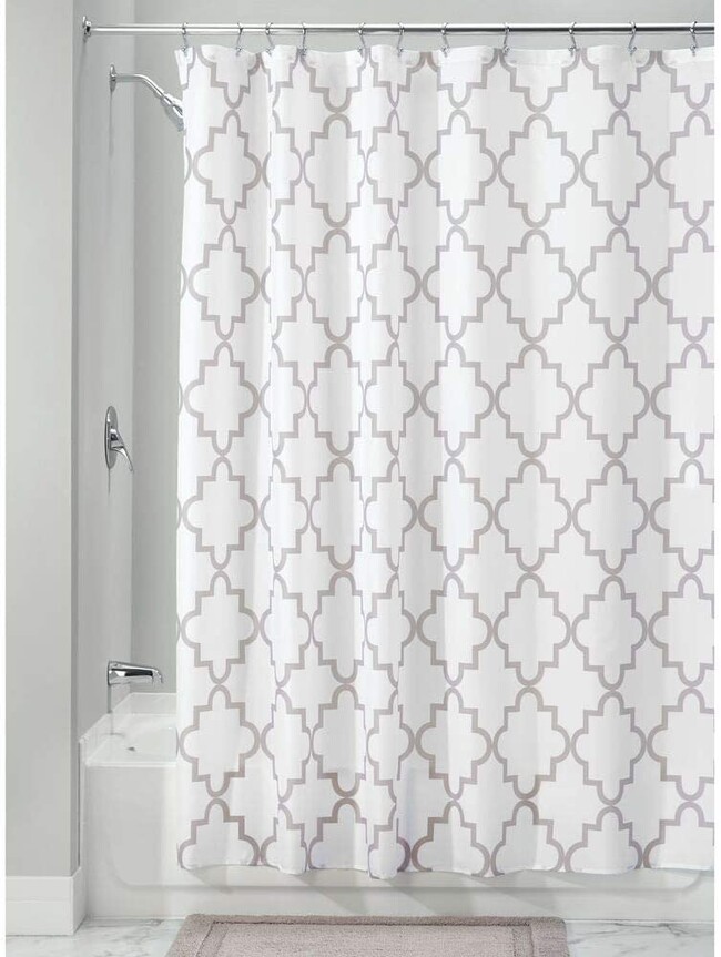 A falta de mampara, os traemos once cortinas de ducha o bañera con