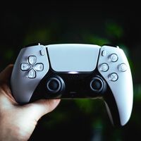 Si has estrenado PS5 esta Navidad y necesitas un mando extra, mucho ojo: El Día sin IVA de MediaMarkt rebaja el DualSense 
