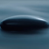 El primer teaser del Hyundai IONIQ 6 nos promete un 'streamliner electrificado', pero de momento solo nos deja ver una piedra