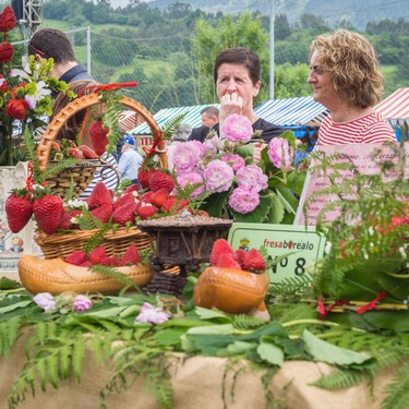 El pueblo asturiano ideal en primavera es un paraíso de las fresas: arte rupestre Patrimonio de la Humanidad y un río de aguas turquesas 