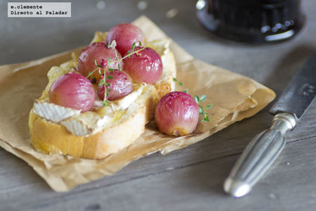 Bruschetta con Camembert y uvas al horno. Receta