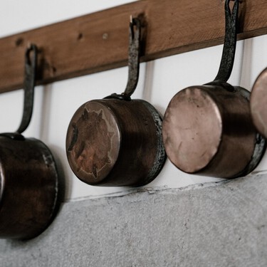 El mejor truco para eliminar las manchas de quemado en la base de las sartenes: es rápido, sin esfuerzo y muy económico 