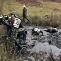 El Enduro es durisimo, más aún si te obligan a hacerlo en el ejército sin saber llevar motos 