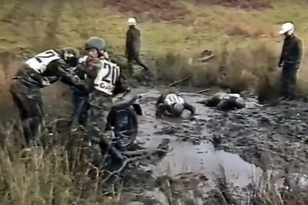 El Enduro es durisimo, más aún si te obligan a hacerlo en el ejército sin saber llevar motos