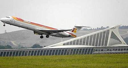 Iberia cobrará 15 euros por facturar las maletas