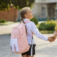 Operación "mochila ligera": lo que simboliza la mochila, cómo evitar dolores de espalda y enseñar a los niños a priorizar