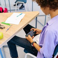 Mientras en México han prohibido los celulares en las escuelas, un estudio dice jamás encontró cambios significativos