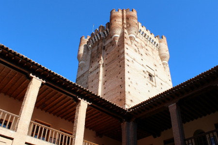 patio-armas-y-torre-homenaje-castillo-mota